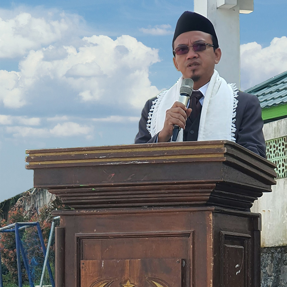 pimpinan pesantren KH. Mahfudin Arsyad